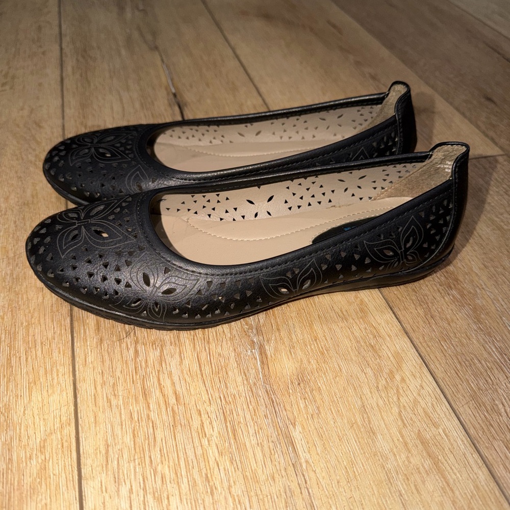 Axxiom Black Faux Leather Cut‎ Out Women's Ballet Flats size 7